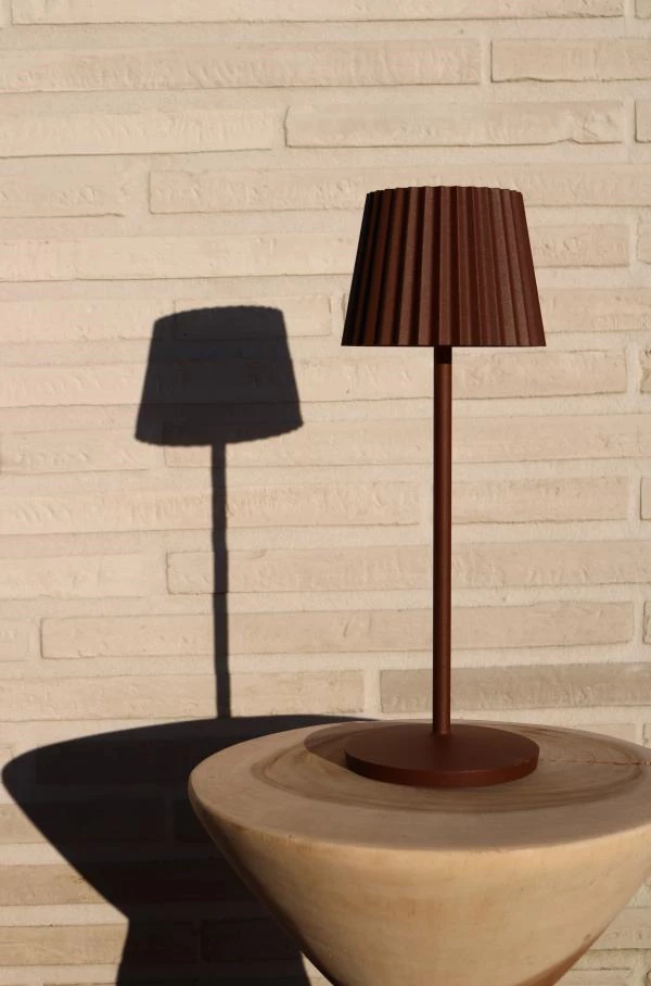 Lucide JUSTINE - Rechargeable Table lamp Outdoor - Battery - LED Dim. - 1x2W 2700K - IP54 - With wireless charging pad - Rust Brown - ambiance 3